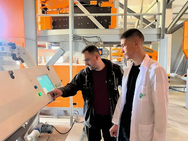 Hands-on training at the sorter